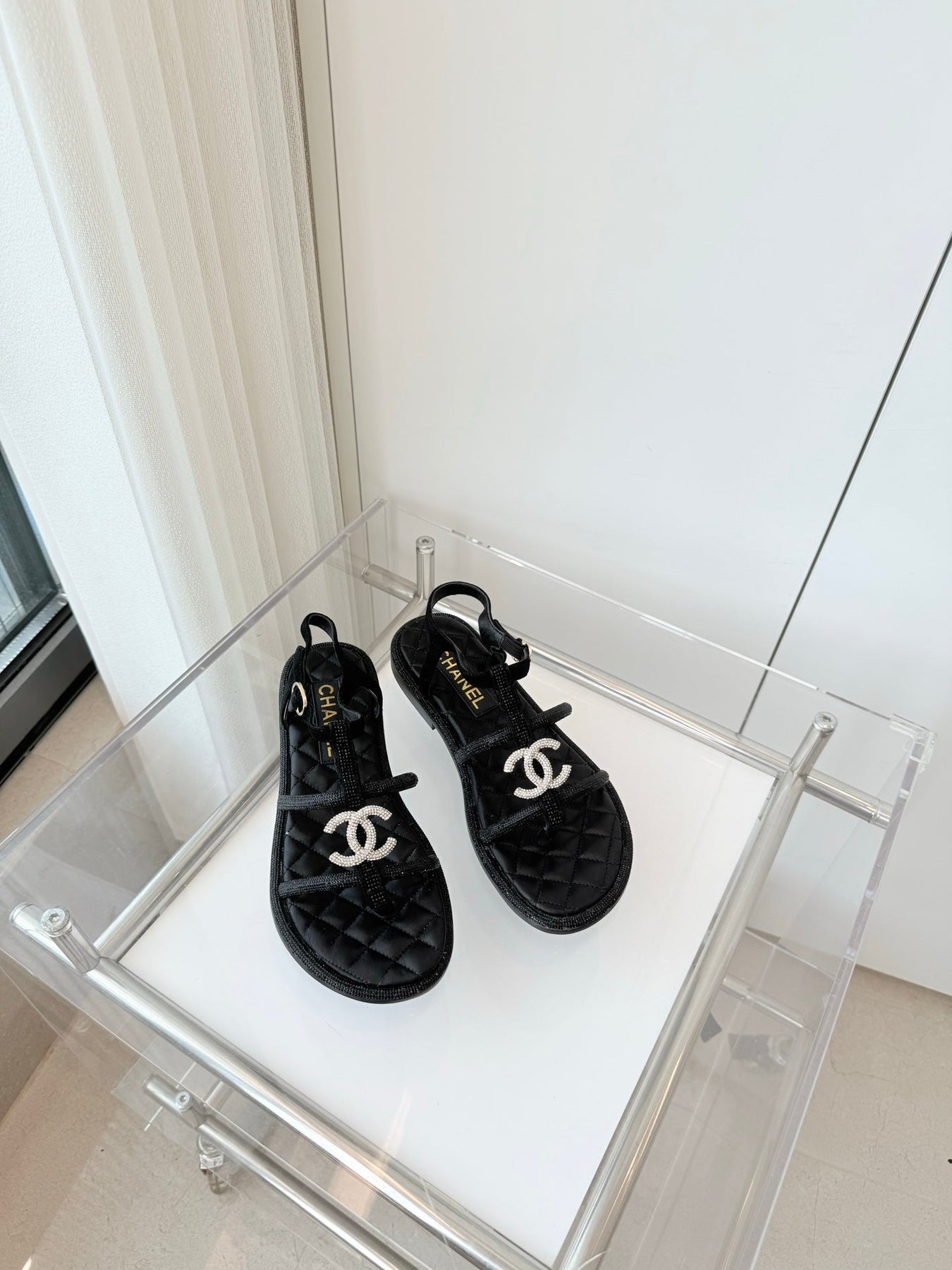 FLAT SANDALS IN BLACK SOFT LEATHER