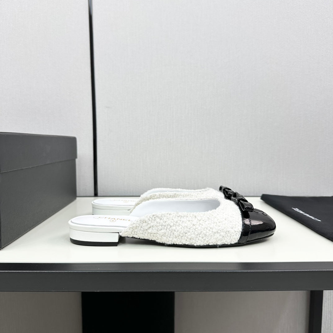 BOW MULE IN WHITE FUR AND BLACK CALFSKIN