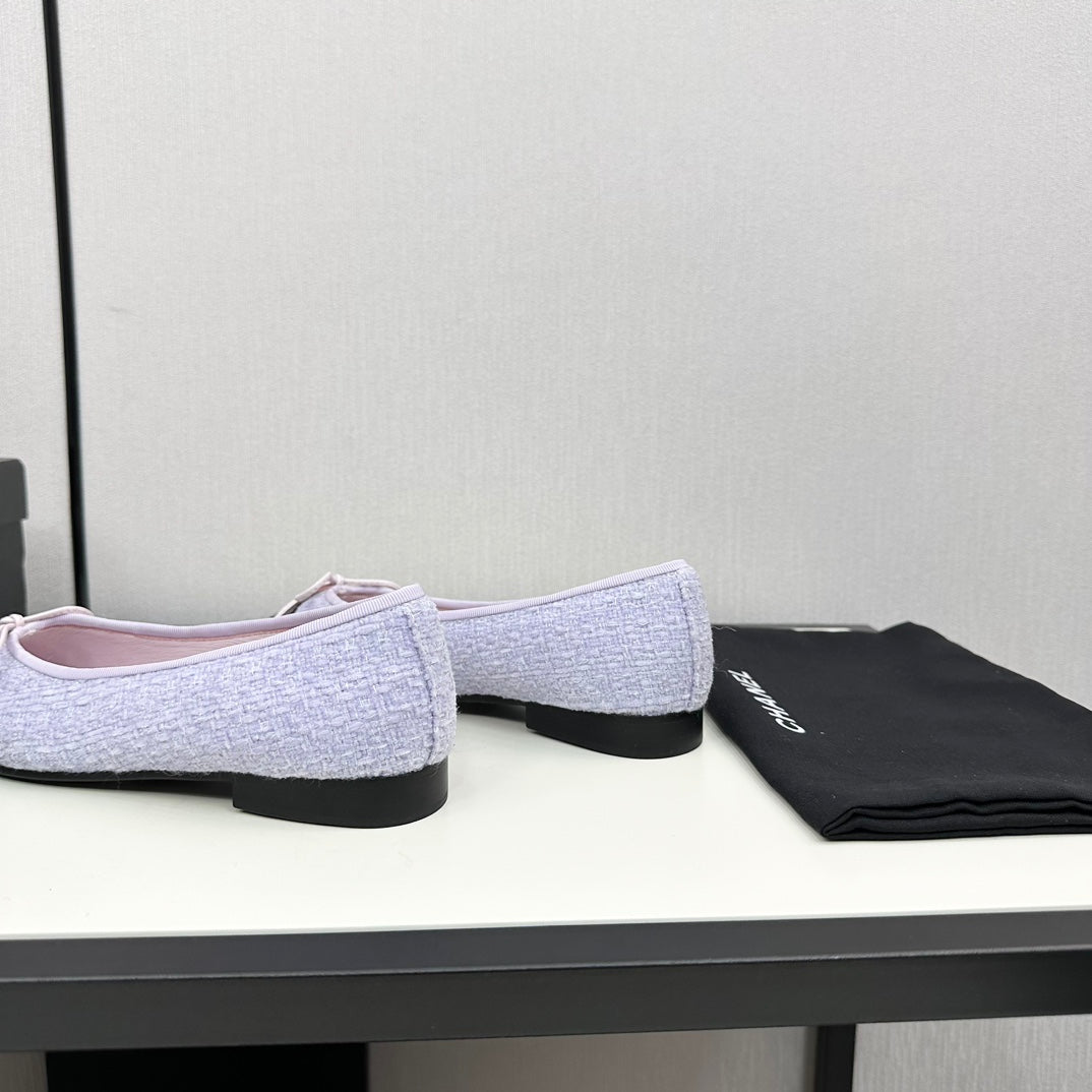 BALLET FLATS IN POWDER BLUE TWEED AND BLACK CALFSKIN