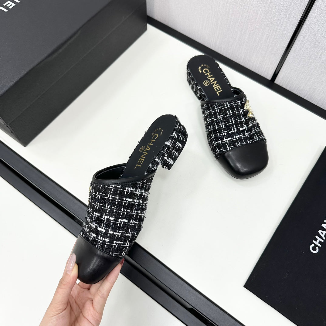 CC FLAT MULE IN BLACK MIX WHITE WOOL TWEED AND CALFSKIN