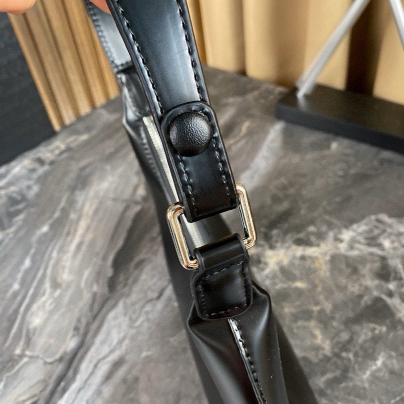 CLEO SHOULDER BAG 30 IN BLACK GLOSSY CALFSKIN