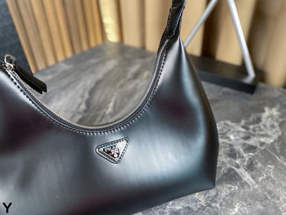 CLEO SHOULDER BAG 30 IN BLACK GLOSSY CALFSKIN