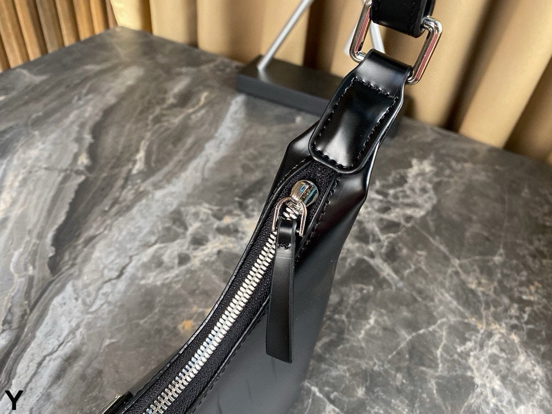 CLEO SHOULDER BAG 30 IN BLACK GLOSSY CALFSKIN