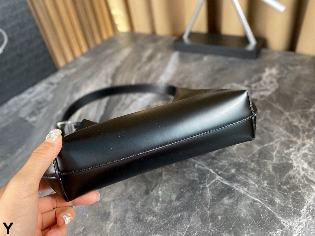 CLEO SHOULDER BAG 30 IN BLACK GLOSSY CALFSKIN