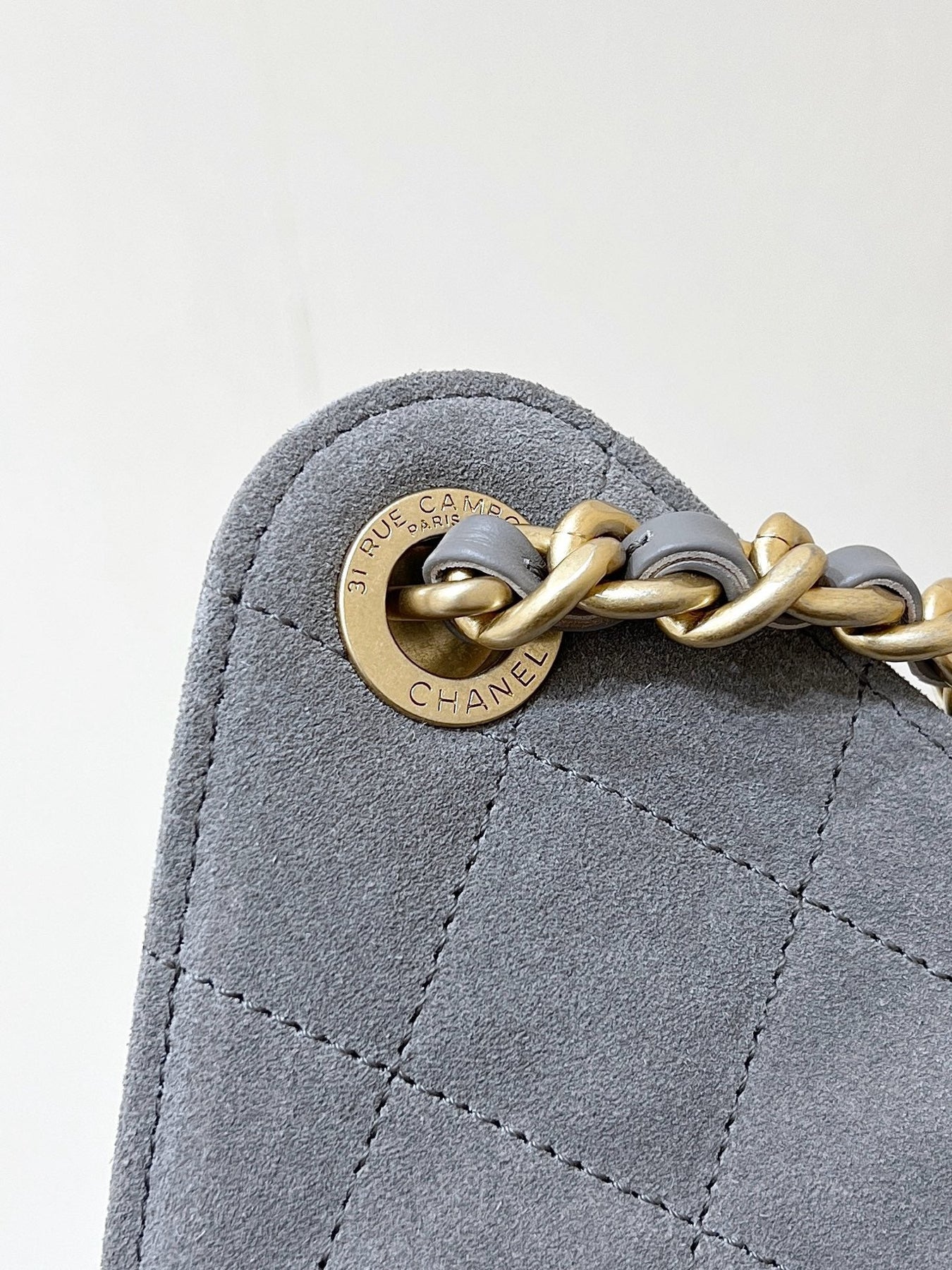 CC 25 HANDBAG 40 IN GREY SUEDE GOLD HARDWARE