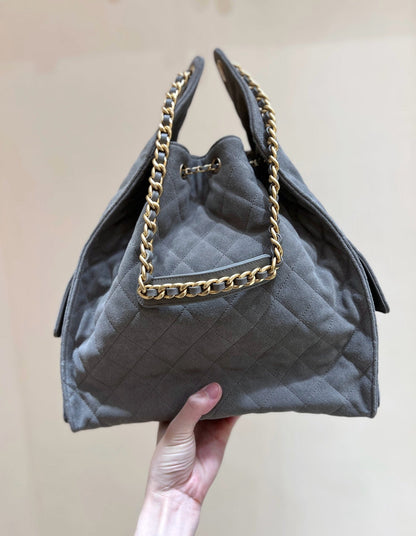 CC 25 HANDBAG 40 IN GREY SUEDE GOLD HARDWARE