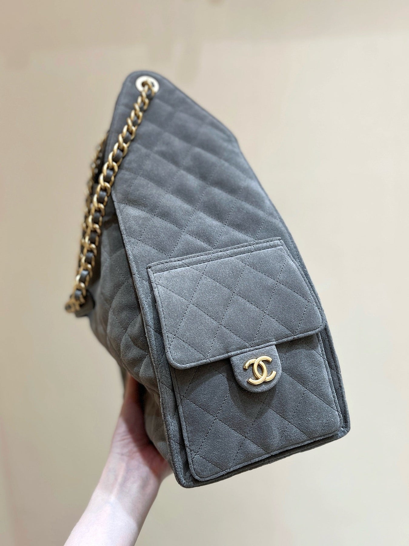 CC 25 HANDBAG 40 IN GREY SUEDE GOLD HARDWARE