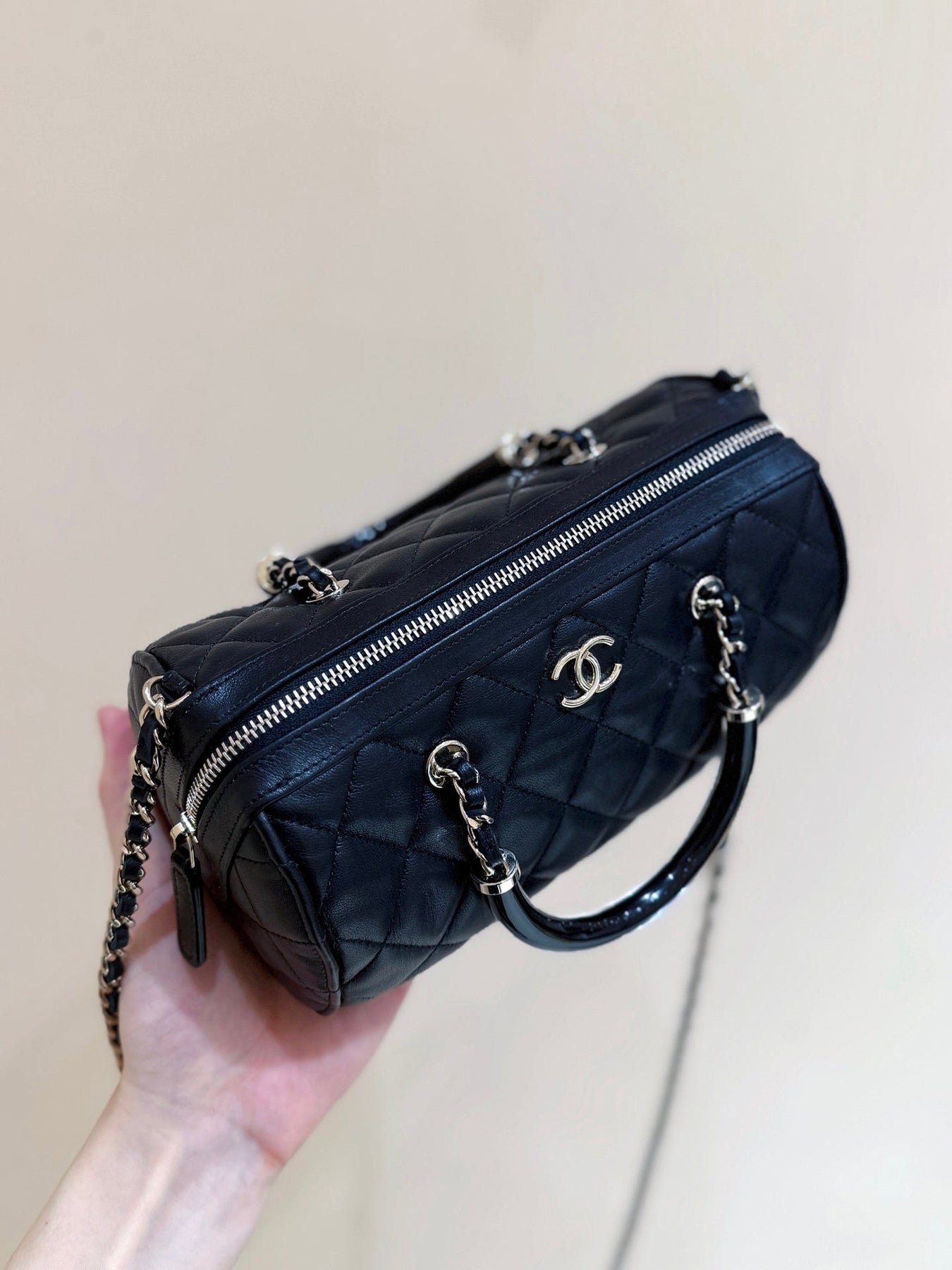 BOSTON MATELASSE CAVIAR SHOULDER HANDBAG 18 IN BLACK LAMBSKIN