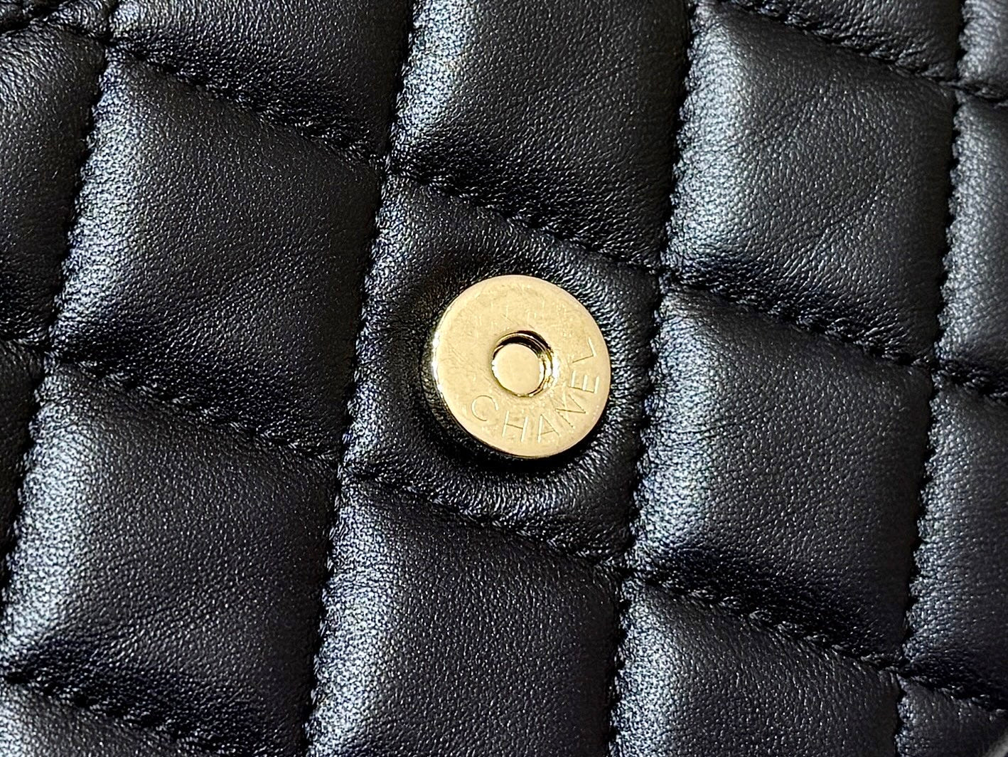 QUILTED TOP HANDLE BAG 16 IN BLACK LAMBSKIN GOLD HARDWARE