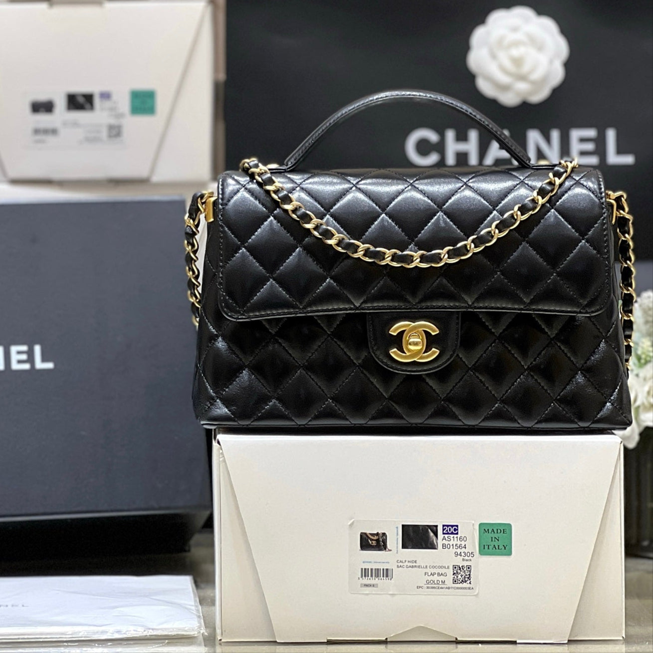 QUILTED FLAP BAG WITH HANDLE 26 IN BLACK LAMBSKIN GOLD PLATED METAL