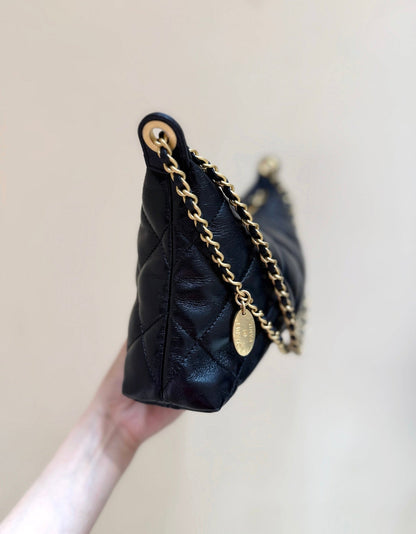 QUILTED HOBO SHOULDER BAG 26 IN BLACK GLOSSY LAMBSKIN