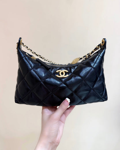 QUILTED HOBO SHOULDER BAG 26 IN BLACK GLOSSY LAMBSKIN