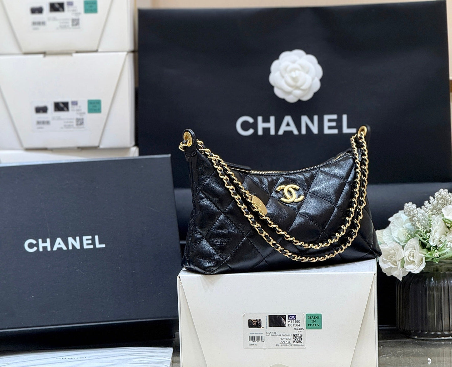 QUILTED HOBO SHOULDER BAG 26 IN BLACK GLOSSY LAMBSKIN