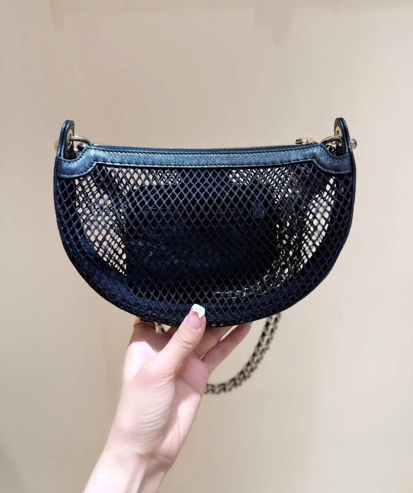 MESH POUCH 22 IN BLACK EFFECT LAMBSKIN WITH GOLD METALLIC