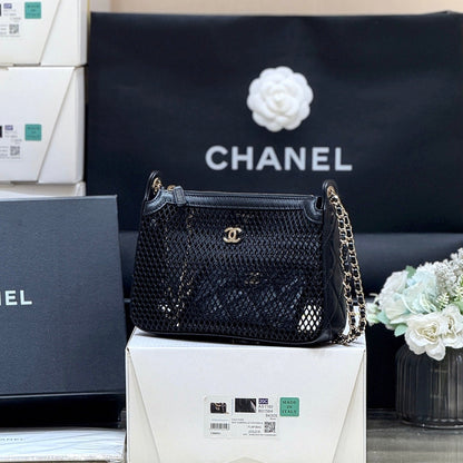 MESH POUCH 20 IN BLACK EFFECT LAMBSKIN WITH GOLD HARDWARE