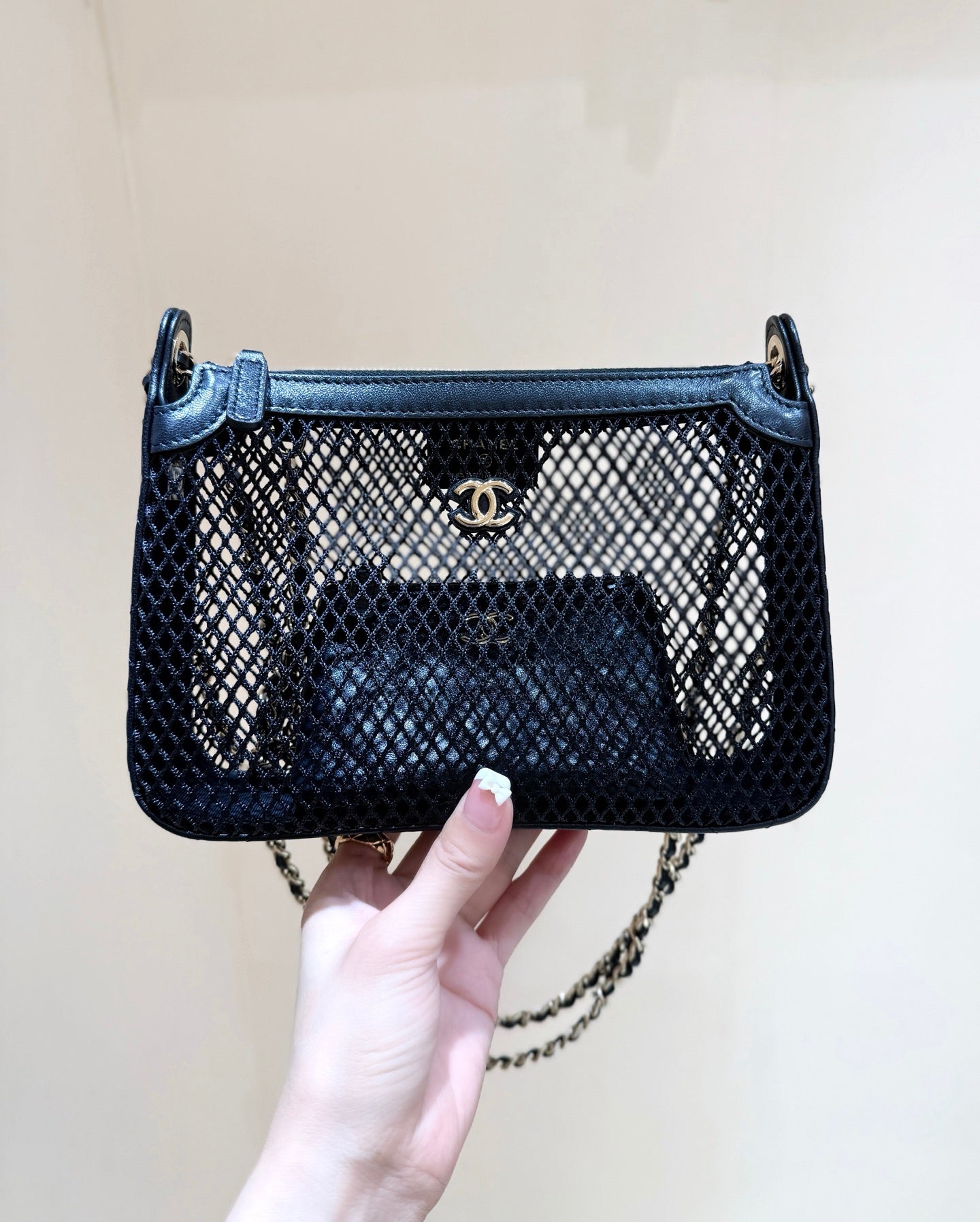 MESH POUCH 20 IN BLACK EFFECT LAMBSKIN WITH GOLD HARDWARE