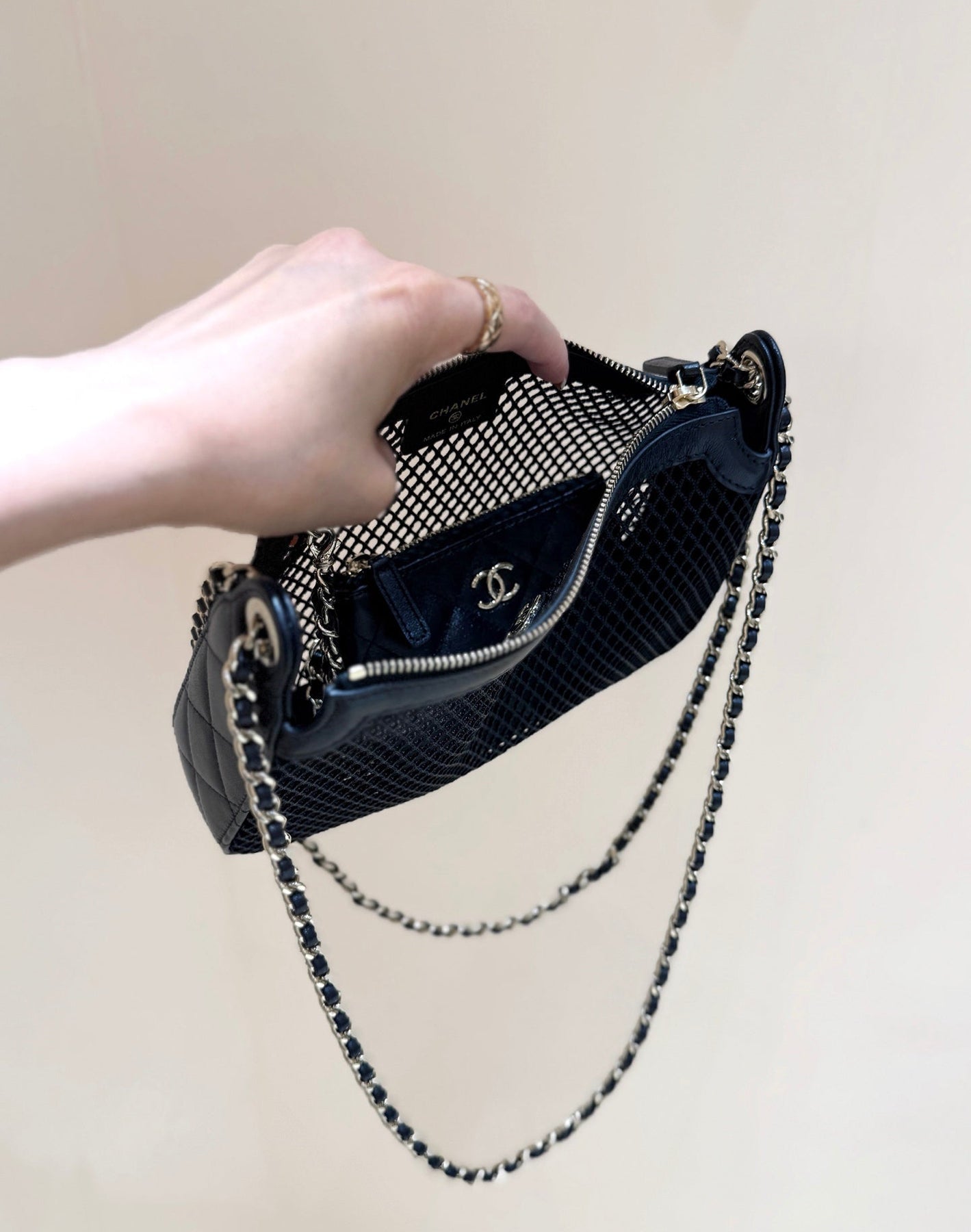 MESH POUCH 20 IN BLACK EFFECT LAMBSKIN WITH GOLD HARDWARE