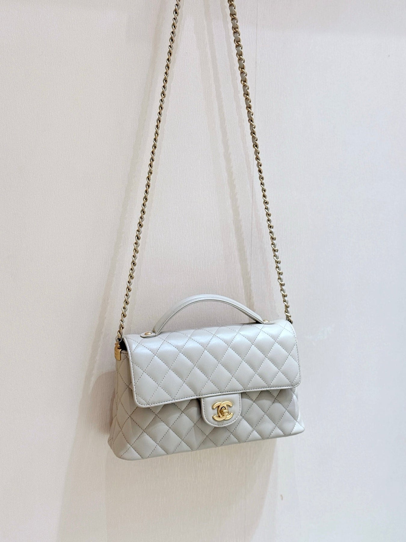 QUILTED FLAP BAG WITH HANDLE 26 IN BEIGE LAMBSKIN GOLD PLATED METAL