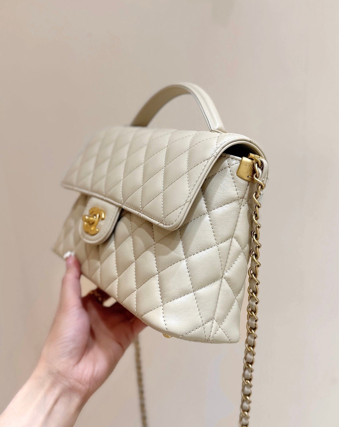 QUILTED FLAP BAG WITH HANDLE 26 IN BEIGE LAMBSKIN GOLD PLATED METAL