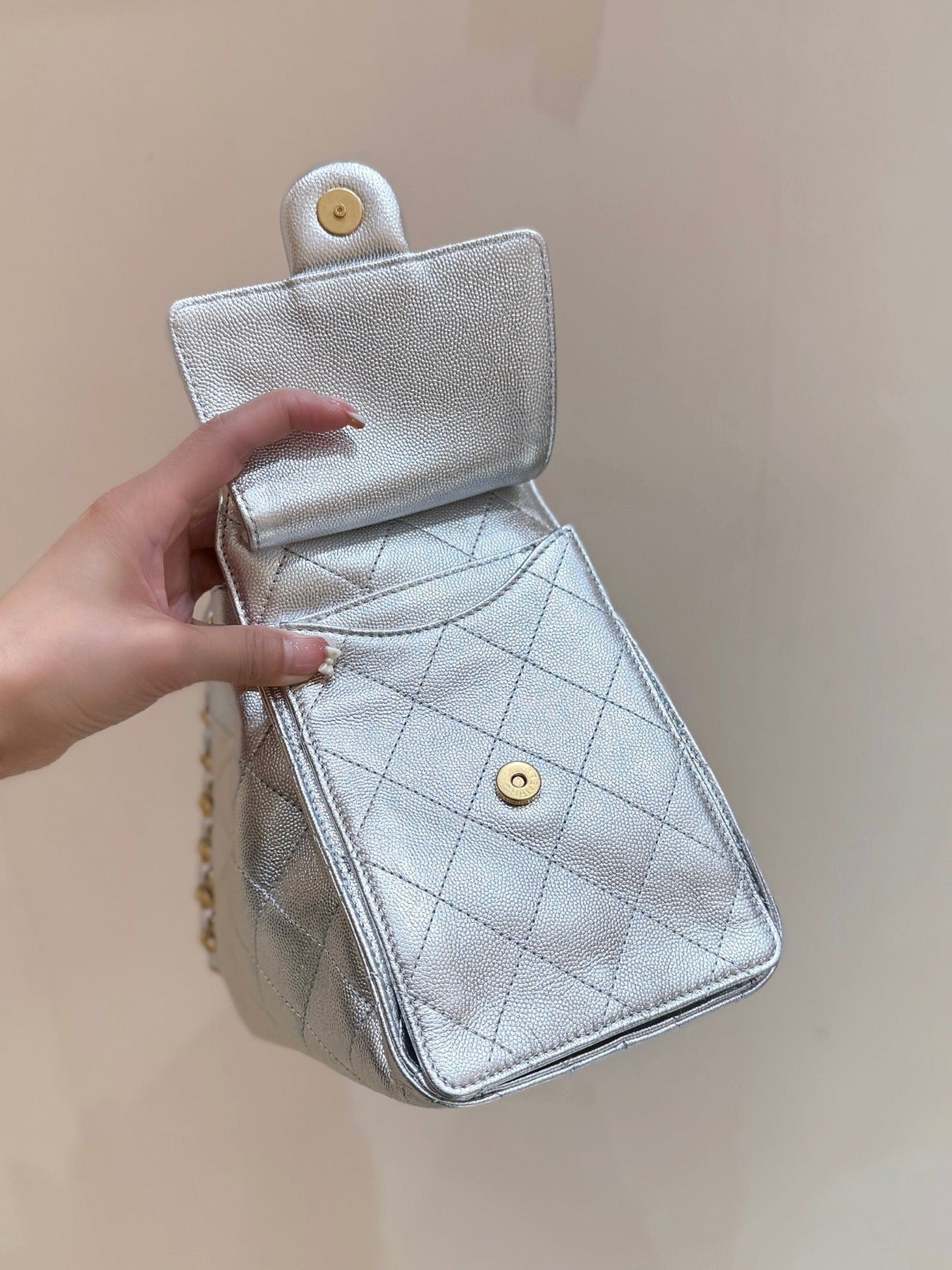 CC 25 HANDBAG IN SILVER-TONE 30 GRAINED CALFSKIN GOLD HARDWARE