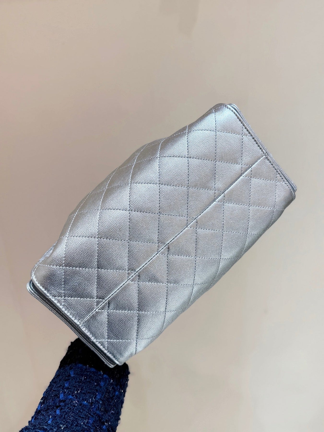 CC 25 HANDBAG IN SILVER-TONE 30 GRAINED CALFSKIN GOLD HARDWARE