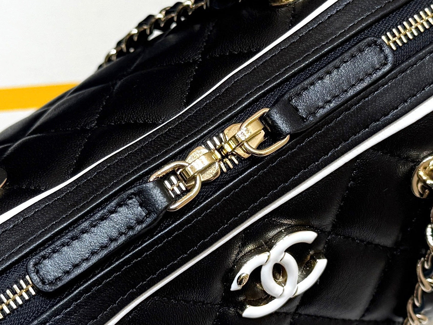 MEITO BOSTON MATELASSE CAVIAR SHOULDER HANDBAG 18 IN BLACK LAMBSKIN