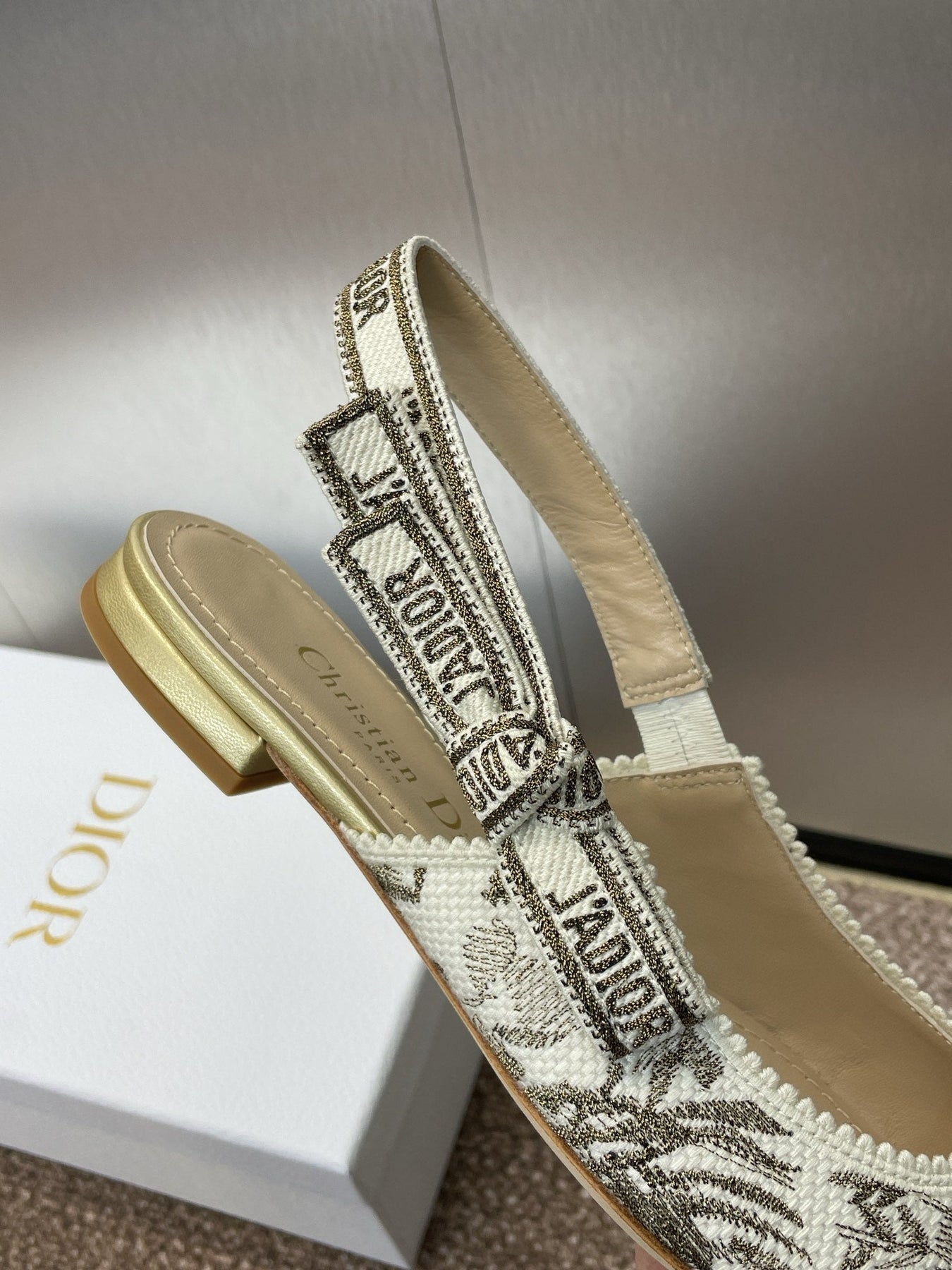 J'ADIOR SLINGBACK PUMP WHITE AND GOLD-TONE MILLEFIORI JACQUARD