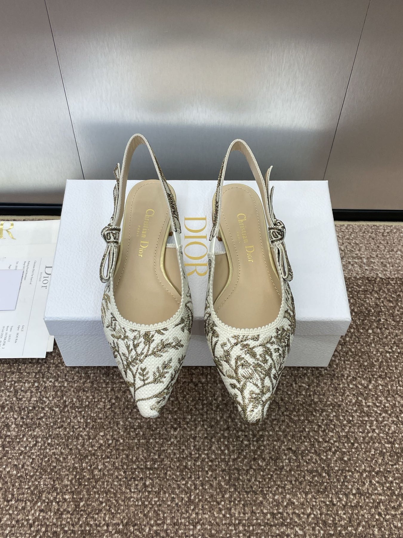 J'ADIOR SLINGBACK PUMP WHITE AND GOLD-TONE MILLEFIORI JACQUARD