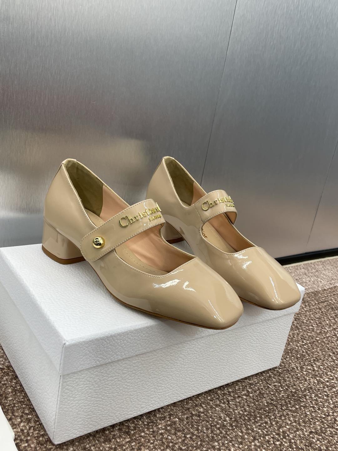 MEDIUM 35 MM HEEL PUMP IN CAMEL BEIGE PATENT CALFSKIN