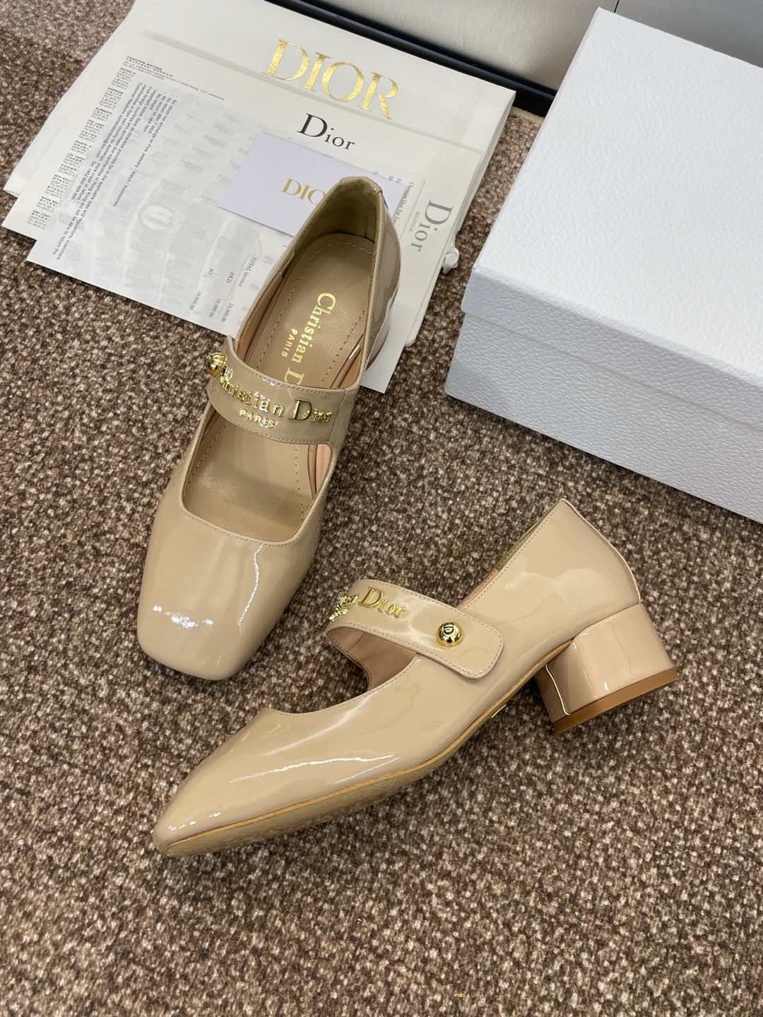 MEDIUM 35 MM HEEL PUMP IN CAMEL BEIGE PATENT CALFSKIN