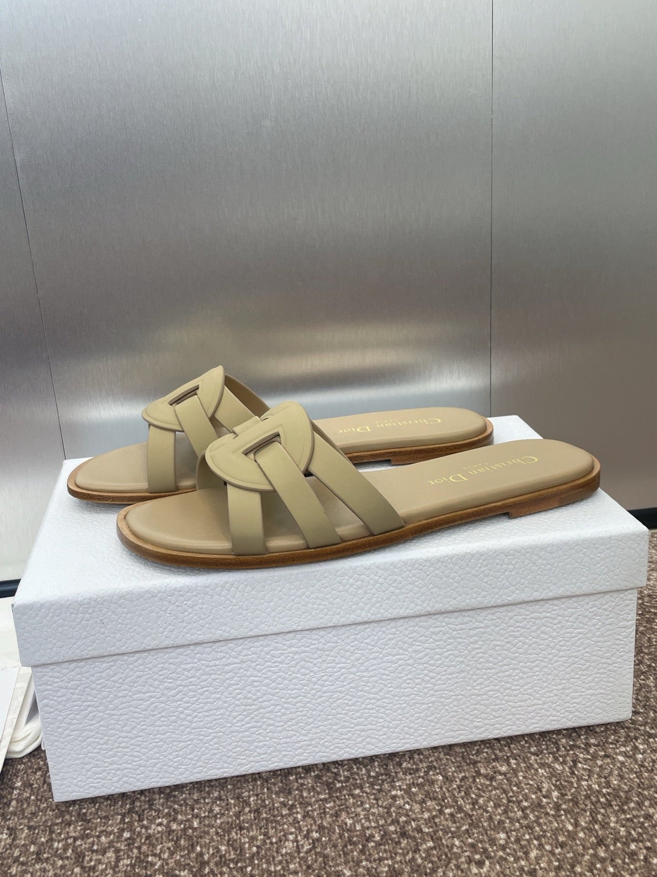 D-CLUB SLIDE SANDAL 25S IN GOLDEN BEIGE CALFSKIN