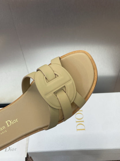 D-CLUB SLIDE SANDAL 25S IN GOLDEN BEIGE CALFSKIN