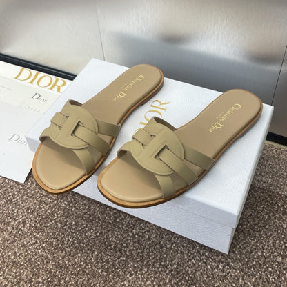 D-CLUB SLIDE SANDAL 25S IN GOLDEN BEIGE CALFSKIN