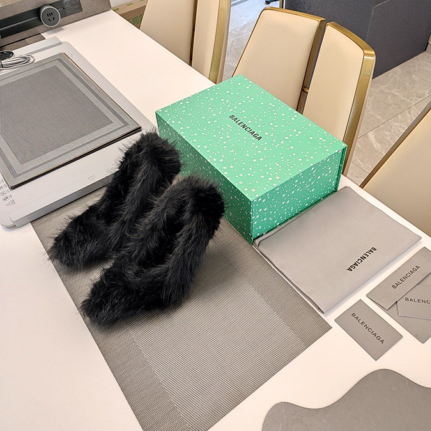 FURRY PUMPS 90MM IN BLACK FOX FUR