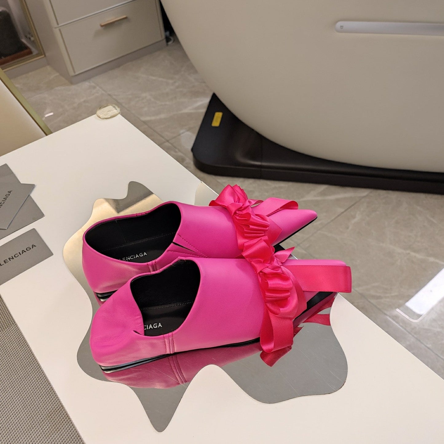 POINTED-TOE FLATS WITH BOW IN HOT PINK SOFT LAMBSKIN