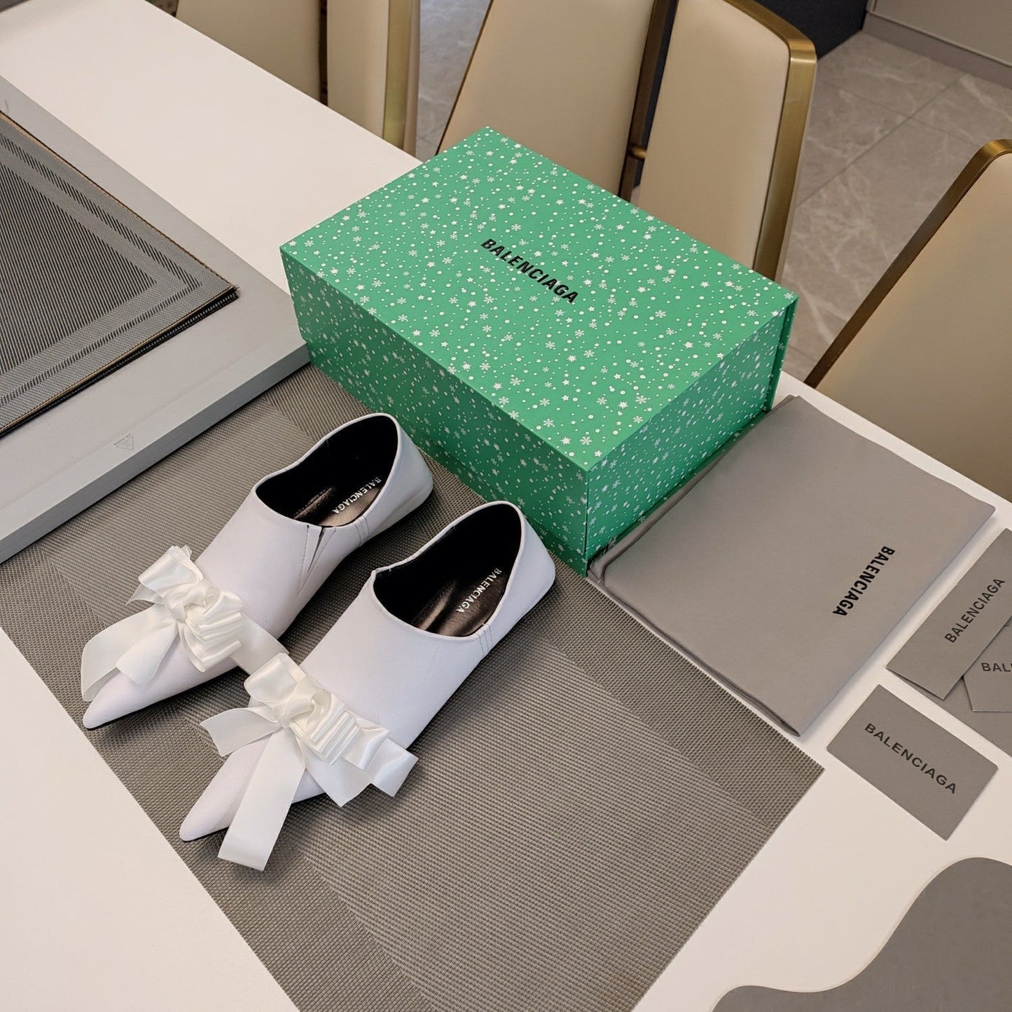 POINTED-TOE FLATS WITH BOW IN WHITE SOFT LAMBSKIN