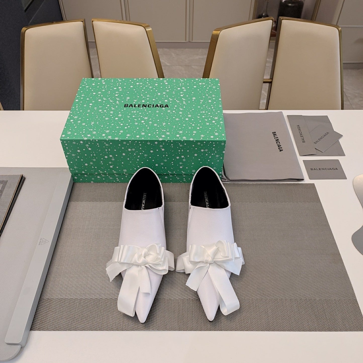 POINTED-TOE FLATS WITH BOW IN WHITE SOFT LAMBSKIN