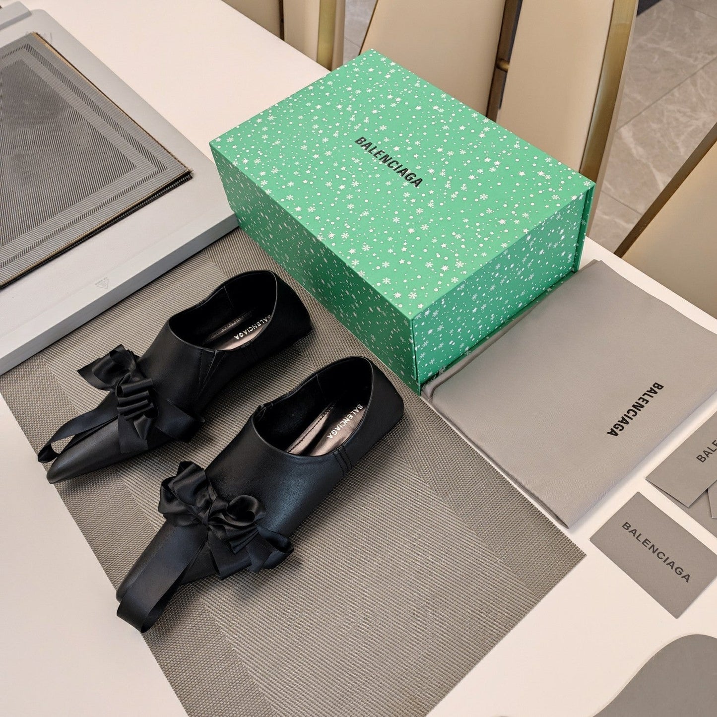 POINTED-TOE FLATS WITH BOW IN BLACK SOFT LAMBSKIN