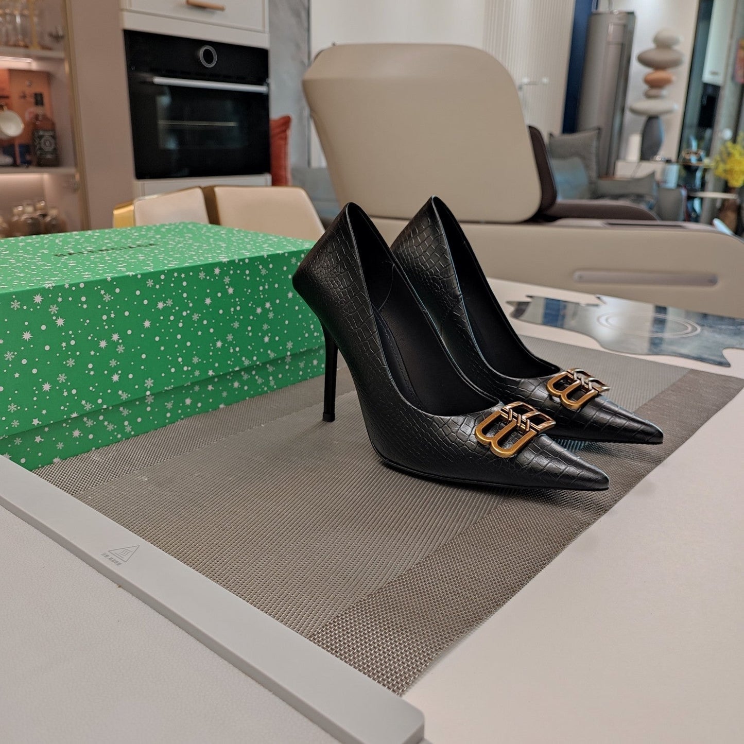 POINTED BB GOLD BUCKLE HIGH PUMPS IN BLACK CROCODILE PATTERN CALFSKIN