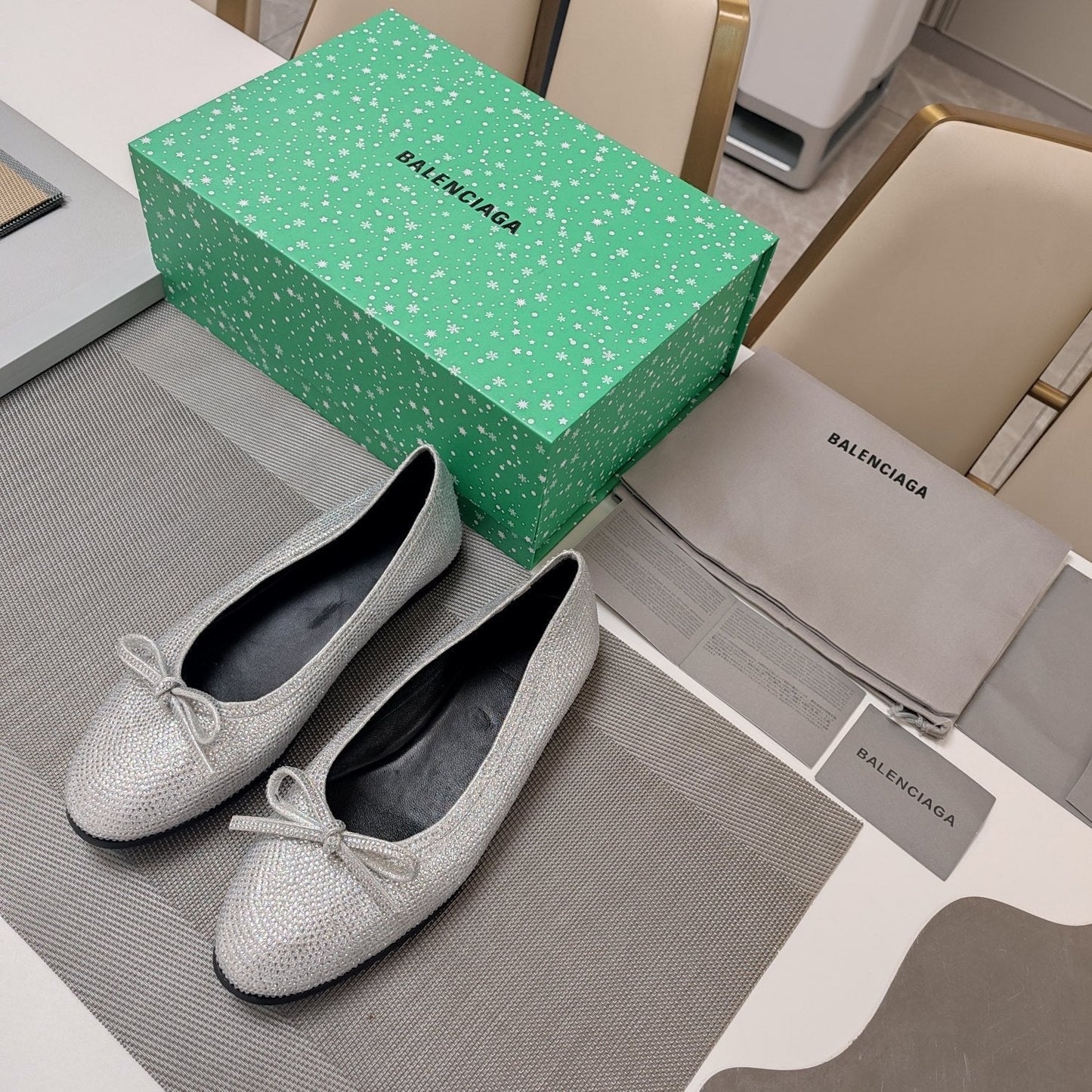 RHINESTONE BALLET FLATS WITH BOW IN METALLIC SILVER SHEEPSKIN