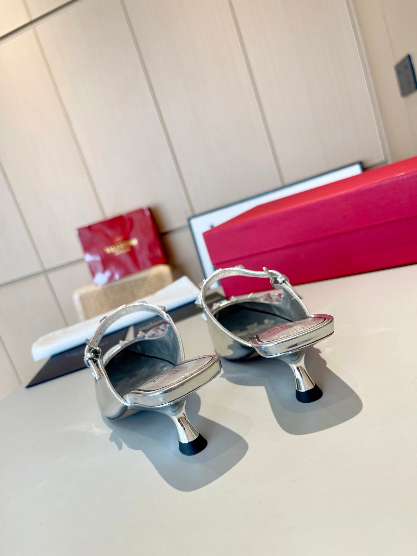 ROCKSTUD CAGED MULES 5 CM IN SILVER CALFSKIN