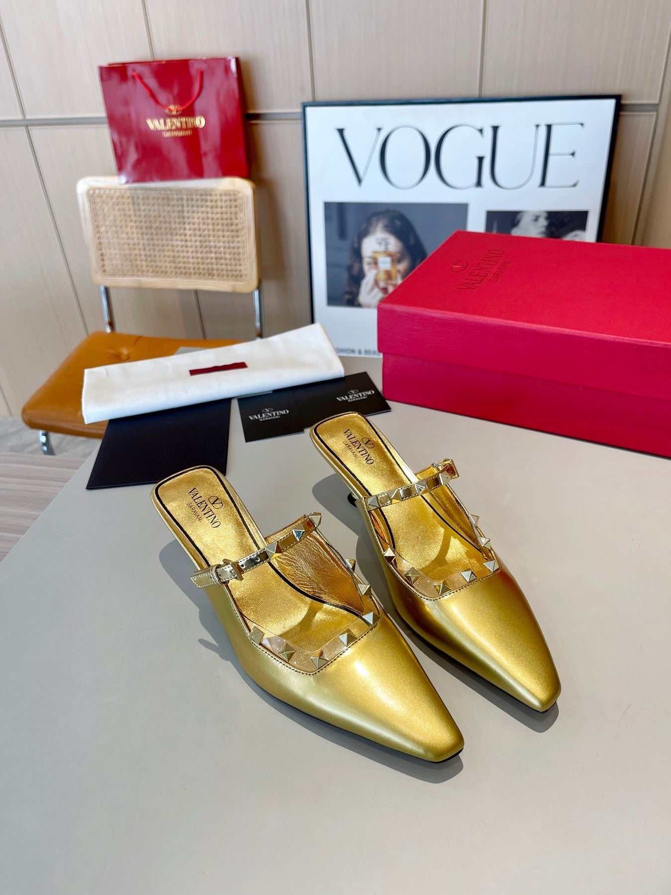 ROCKSTUD CAGED MULES 5 CM IN GOLD CALFSKIN