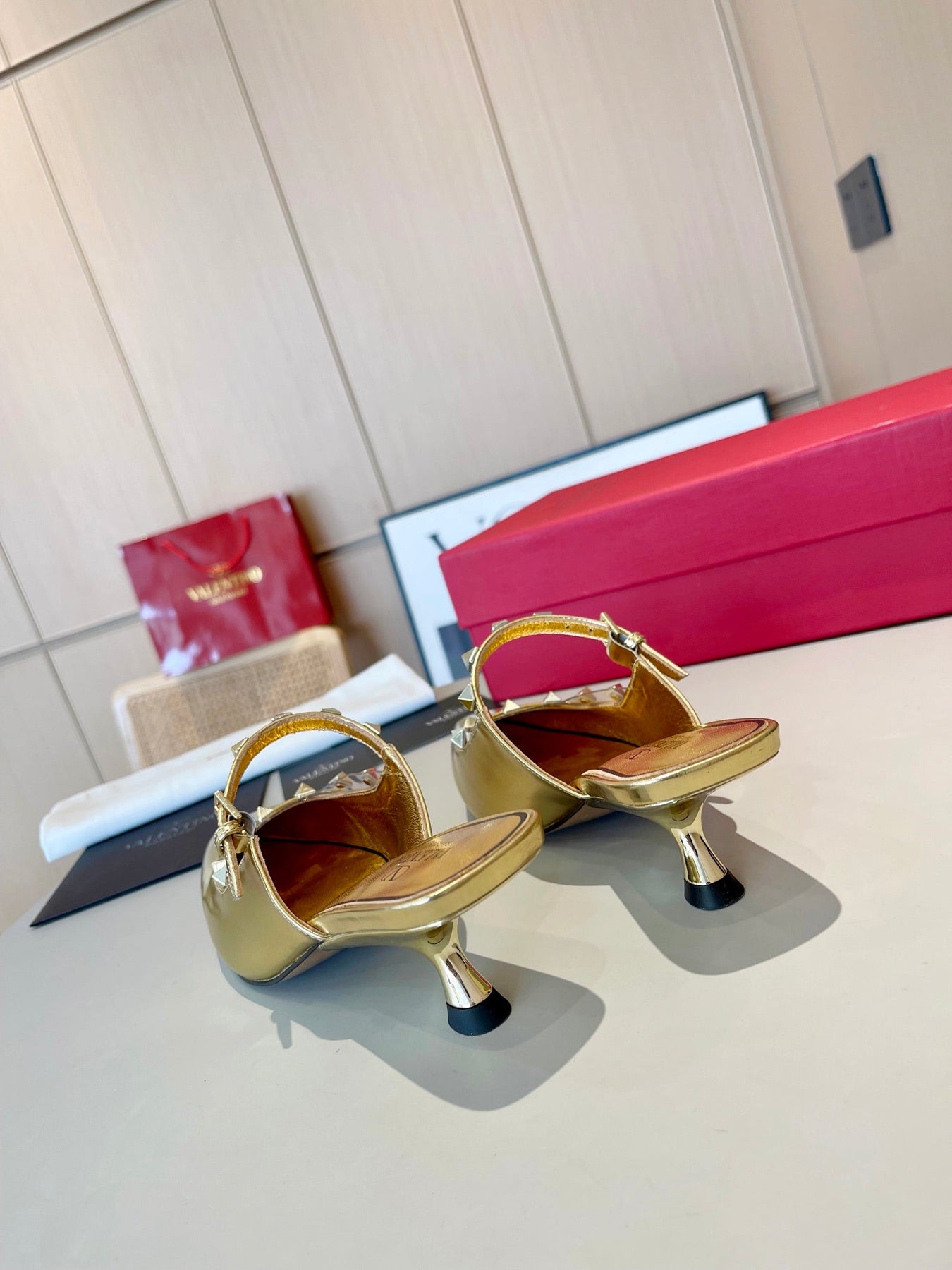 ROCKSTUD CAGED MULES 5 CM IN GOLD CALFSKIN