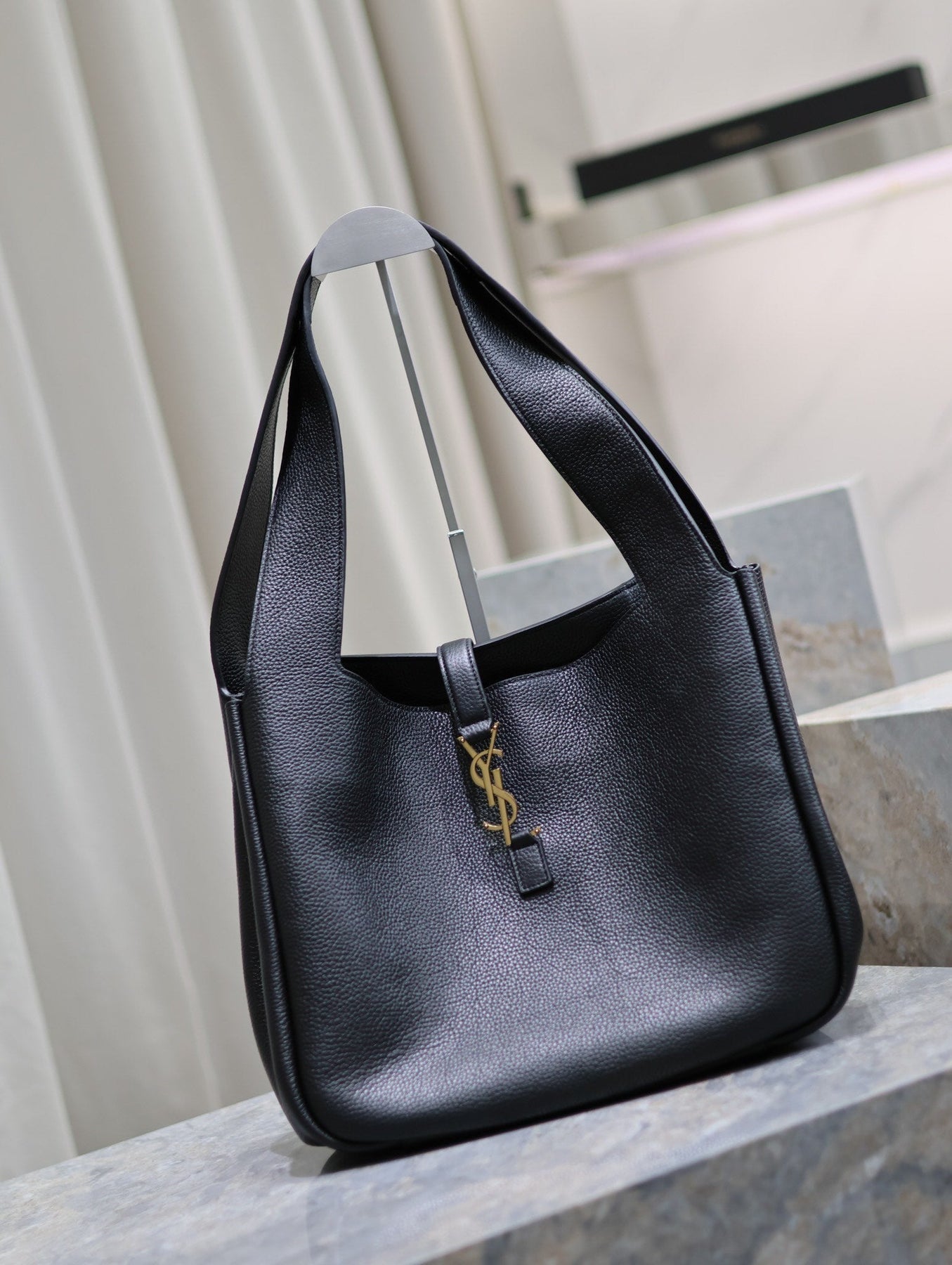 LE 5 À 7 BEA TOTE BAG 50 IN BLACK LAMBSKIN GOLD LOGO