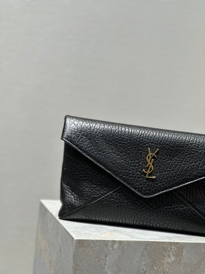 ENVELOPE CLUTCH 29 IN BLACK LAMBSKIN COPPER LOGO