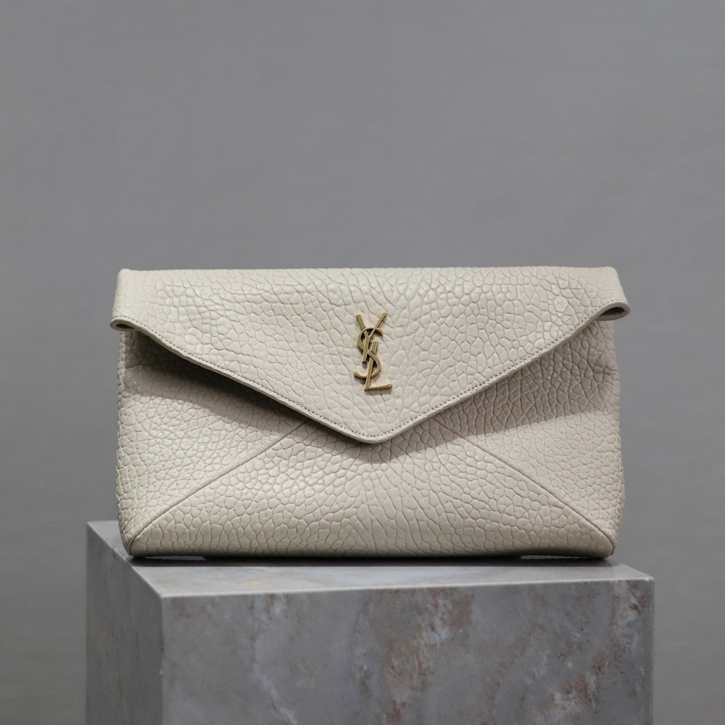 ENVELOPE CLUTCH 29 IN WHITE LAMBSKIN COPPER LOGO