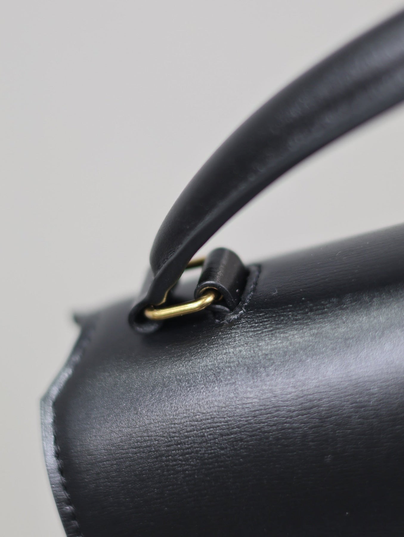 CASSANDRA TOP HANDLE BAG 24 IN BLACK SMOOTH LAMBSKIN GOLD HARDWARE