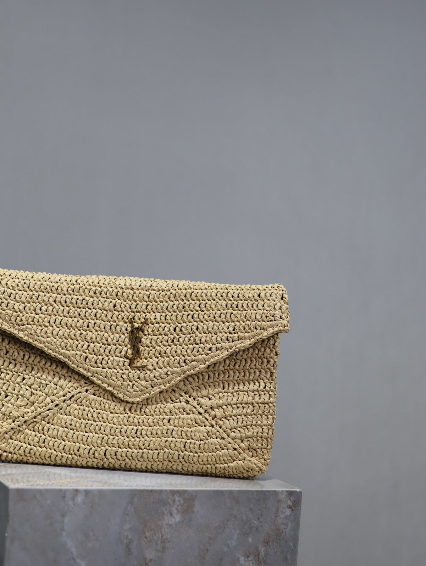 ENVELOPE CLUTCH 29 IN BEIGE RAFFIA
