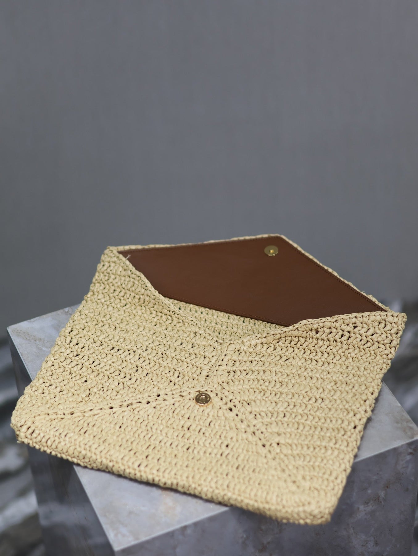 ENVELOPE CLUTCH 29 IN BEIGE RAFFIA