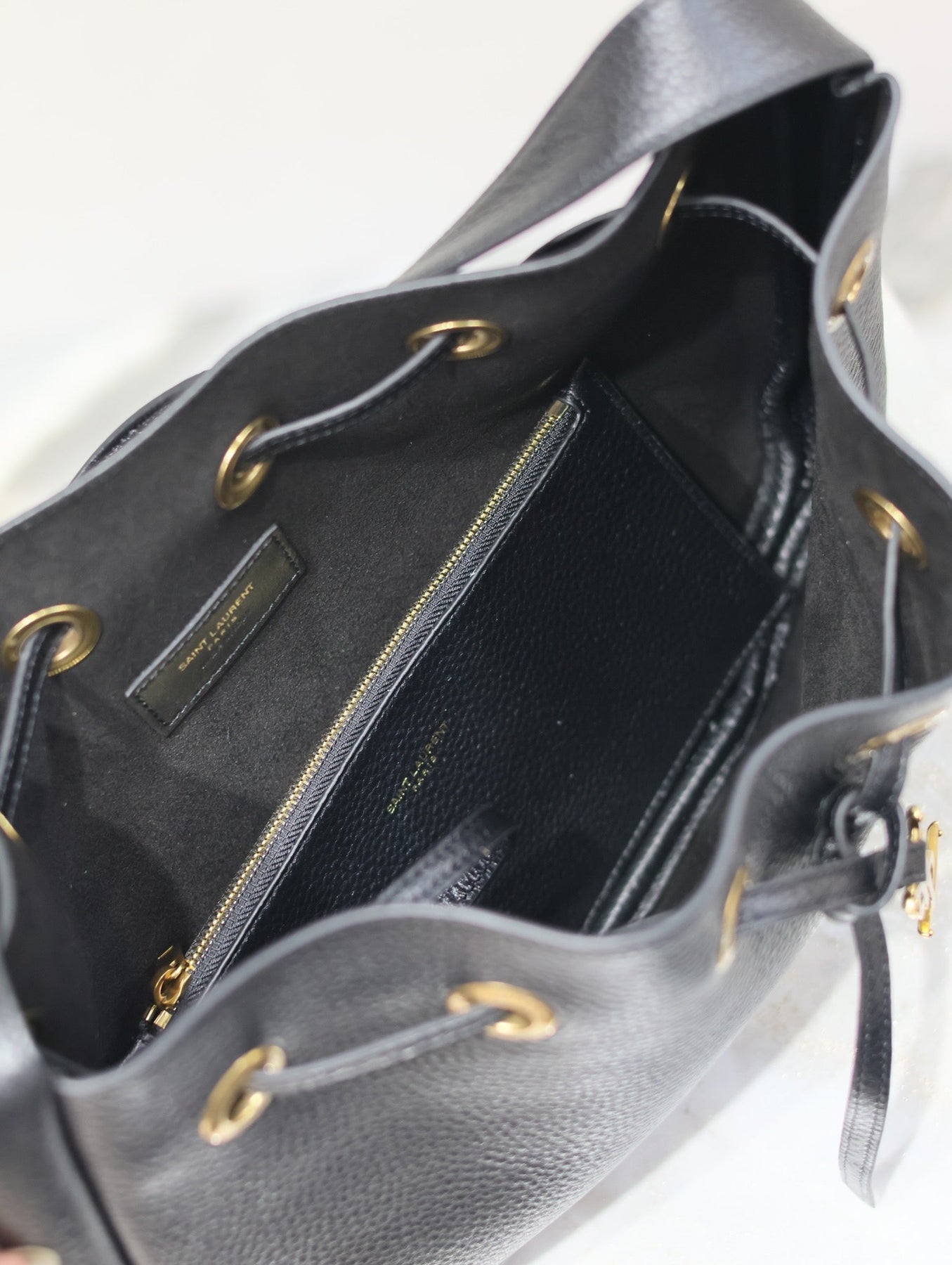 PARIS VII SMALL HOBO 30 IN BLACK GRAINED LEATHER GOLD HARDWARE